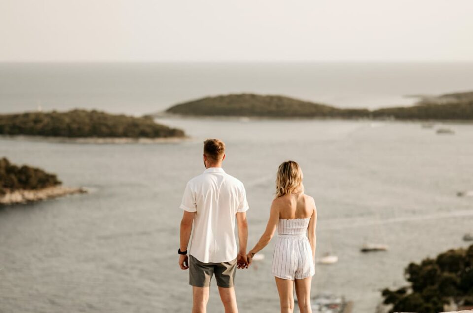 The magic of golden hour: why timing is everything in wedding pictures